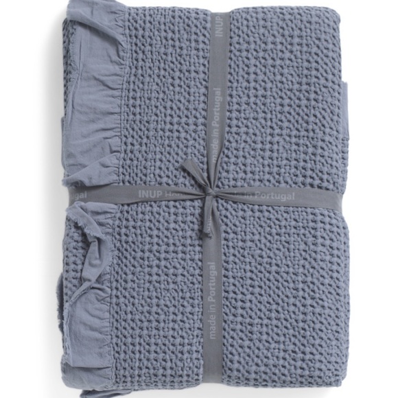 MADE IN PORTUGAL
Made In Portugal Ruffled End Of Bed Blanket - Picture 1 of 1